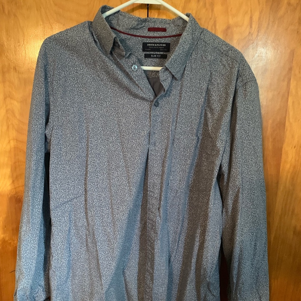 Very nice men’s short sleeve button down shirt.